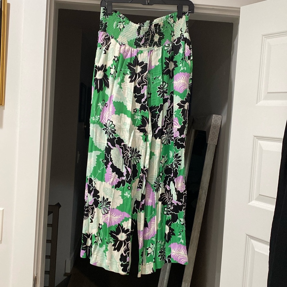 Elastic waist flared leg pants. Crop length. Super fun!!